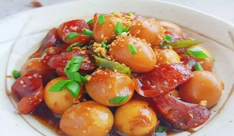 Lạp xưởng kho trứng cút