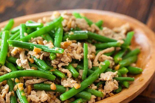 Đậu que thịt ba rọi xào đậu tương